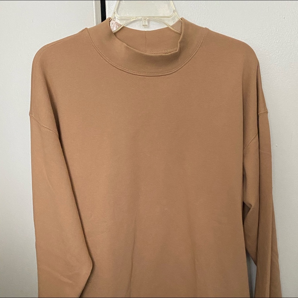 cream uniqlo crewneck sweater